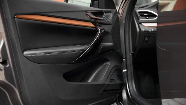 На внутрненней части дверей появились удобные ручки