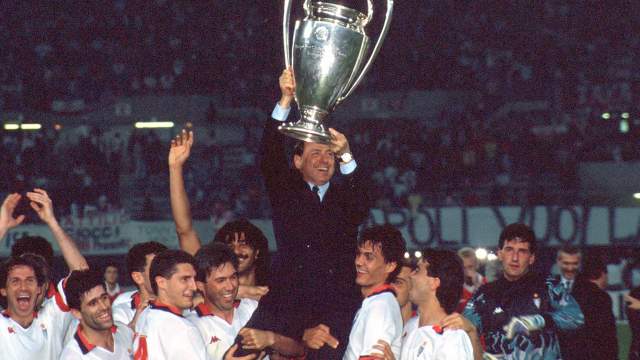 Президент «Милана» Сильвио Берлускони вместе со своей командой поднимает трофей после победы в финале Кубка европейских чемпионов во время матча между «Миланом» и «Бенфикой» на стадионе «Пратер», 23 апреля 1990 года, Вена