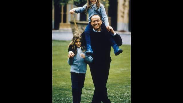 Молодой Сильвио Берлускони в саду своей виллы недалеко от Милана с дочерями Барбарой (слева) и Элеонорой, рожденными от второй жены Вероники Ларио, 1994 год