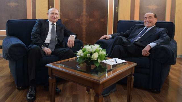 Президент РФ Владимир Путин и бывший председатель Совета министров Итальянской Республики, председатель партии «Вперед, Италия» Сильвио Берлускони во время встречи в павильоне международного аэропорта Фьюмичино в Риме, 2019 год