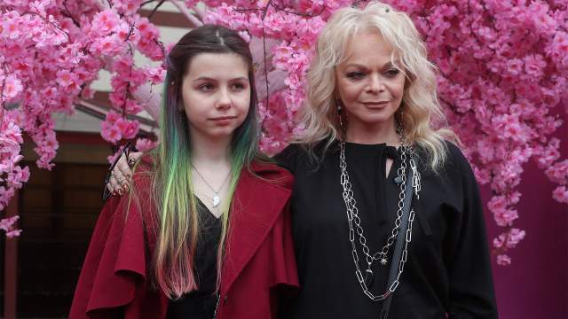 Певица Лариса Долина с внучкой Сашей