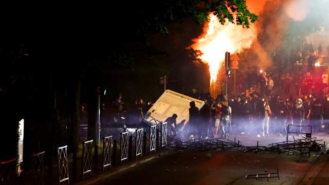 Protestocular, 29 Haziran 2023'te Fransa'nın Paris banliyösü Nanterre'de bir trafik durması sırasında bir Fransız polis memuru tarafından öldürülen 17 yaşındaki Nahel adlı gencin ölümünün ardından polisle çatıştı.