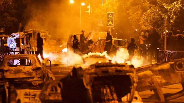 Protestocular, 30 Haziran 2023'te Fransa'nın Paris banliyösü Nanterre'de bir trafik durması sırasında bir Fransız polis memuru tarafından öldürülen 17 yaşındaki Nahel'in ölümünün ardından polisle çatıştı.