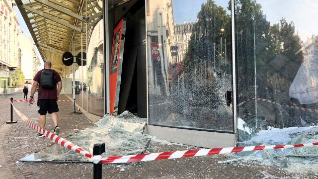 Nanterre'de bir trafik durması sırasında bir Fransız polis memuru tarafından öldürülen 17 yaşındaki Nahel'in ölümünün ardından, protestocularla polis arasında gece çıkan çatışmalarda yanan bir arabadan çıkan yangın itfaiye ekipleri tarafından söndürüldü. Fransa, 30 Haziran 2023.