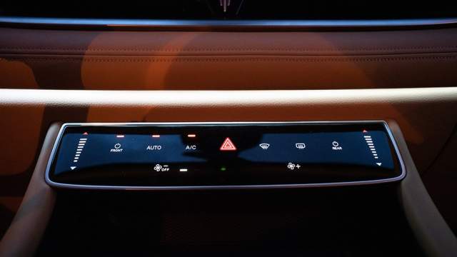 Климат-контролем можно управлять через сенсорную панель и через меню дисплея