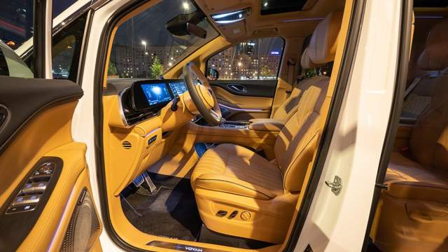 Посадка за рулем вертикальная, но кресла удобны и снабжены подогревом и вентиляцией