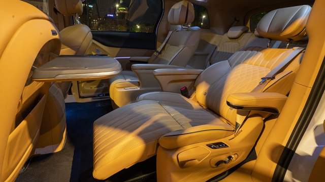 Кресла среднего ряда снабжены массажем и выдвижными оттоманками для ног. Стоит также отметить флокированные углубления под мобильные телефоны