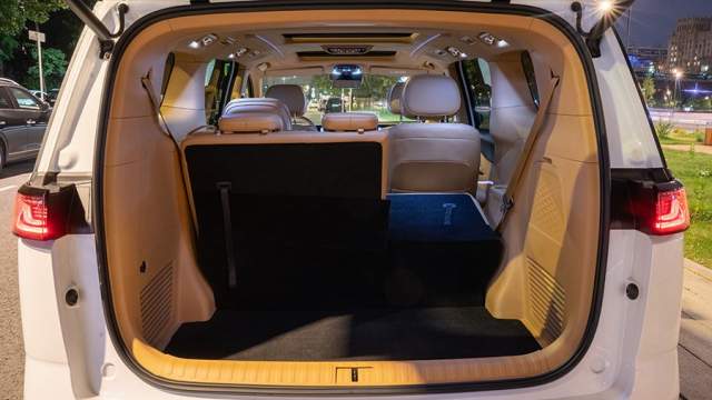 Объем багажника 427 л, у третьего ряда складываются только спинки, образуя ступеньку