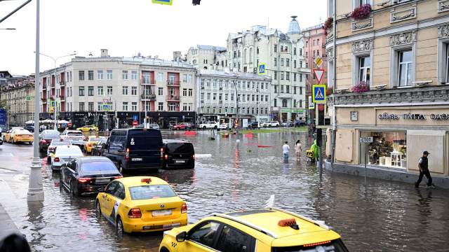 Автомобили на подтопленной улице в результате ливня в Москве