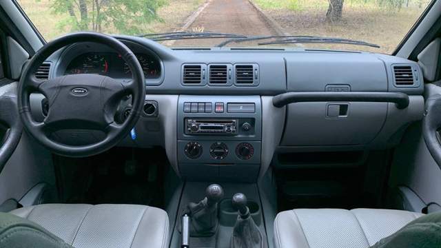 «Водительская» часть салона лимузина точно такая же, как и на обычном UAZ Patriot образца 2009 года