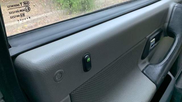 Задние двери лимузина стандартные. Он оснащены элетростеклоподъемниками