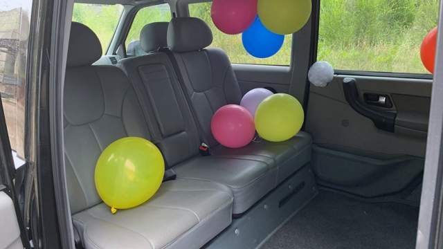 Второй ряд сидений представляет собой трехместный кожаный диван, установленный против хода движения. Наклон спинка регулируется, но в ограниченном диапазоне