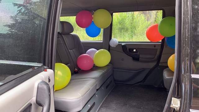 В пассажирском салоне сиденья расположены лицом друг к другу. За счет этого в салоне лимузина очень просторно