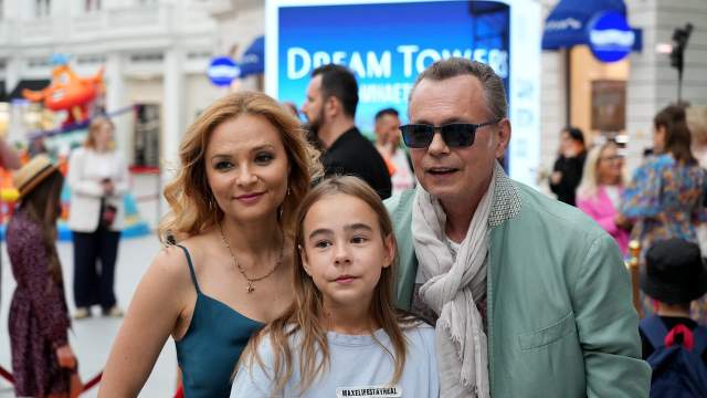 Певец Владимир Левкин с супругой Мариной Ичетовкиной и дочерью