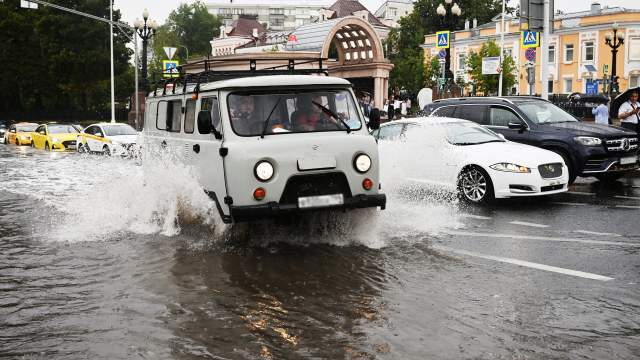 Автомобили на подтопленной улице в результате ливня в Москве