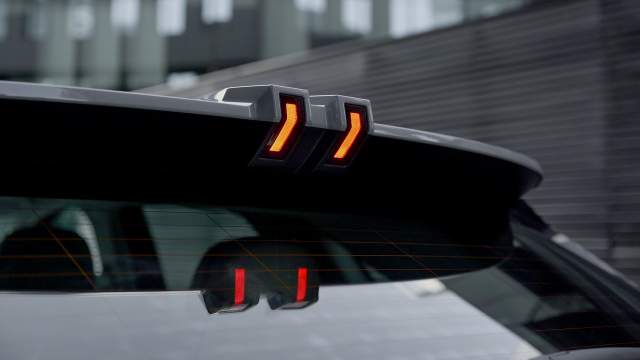 Стоп-сигнал на спойлере решен оригинально