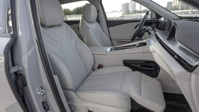 Для переднего пассажира доступны выдвижная отоманка и массаж