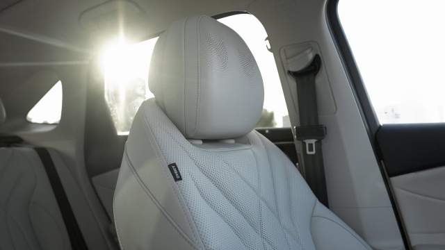 В подголовник водительского кресла встроены дополнительные динамики