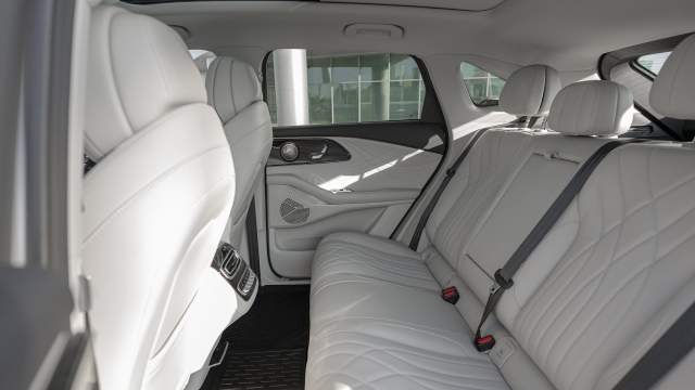 Задний диван снабжен электрорегулировками спинок, подогревом и вентиляцией