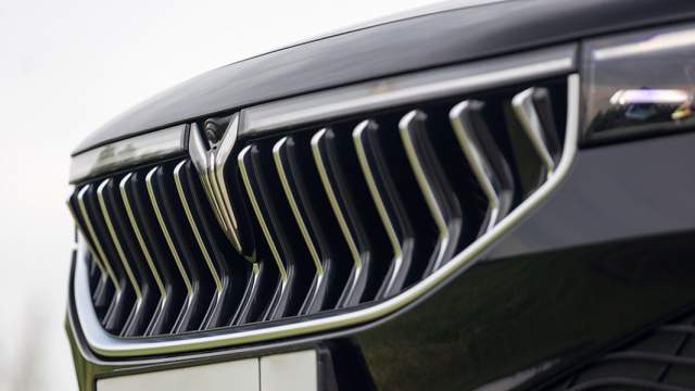 Решетка радиатора напоминает автомобили Maserati