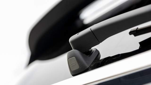 Клавиша открывания багажной двери расположена необычно