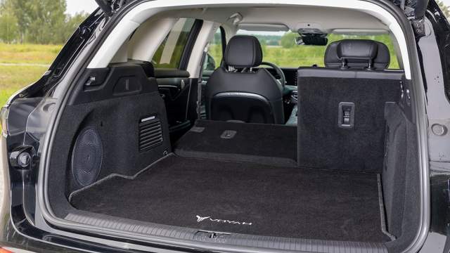 Объем багажника — 560 л, а если сложить спинки заднего дивана, то он увеличивается до 1320 литров
