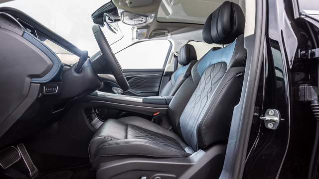 Передние кресла снабжены подогревом, вентиляцией и массажем