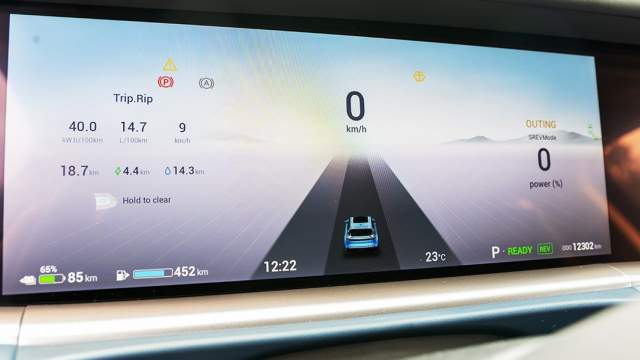 Приборная панель доступна в варианте «ничего лишнего»...