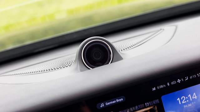 Видеокамера умеет следить за водителем и делать селфи по жесту рукой