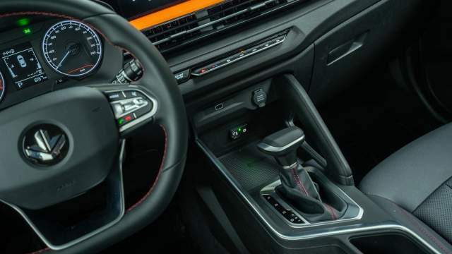 Руль по вылету не регулируется. Аналоговые приборы вполне информативны