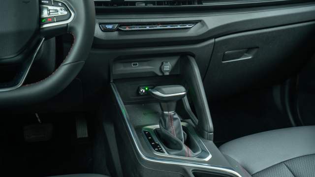 У вариатора есть и ручной режим. Блок клавиш по центру панели — немногое удачное, что есть в машине