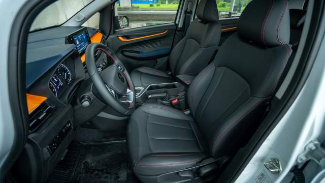 Кресла обиты кожзамом с перфорацией, в жару не жарко