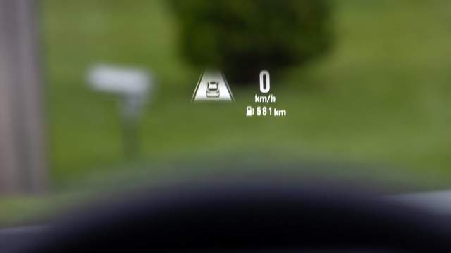 Показания приборов на обновленном кроссовере проецируются на лобовое стекло