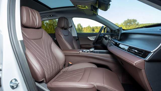 В максимальной комплектации автомобиля переднее пассажирское кресло оснащено оттоманкой