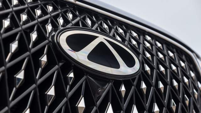 Обновленный кроссовер проще всего опознать по светящейся эмблеме на решетке радиатора