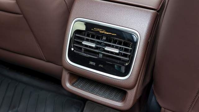 Пассажиры второго ряда лишены возможности регулировки микроклимата…