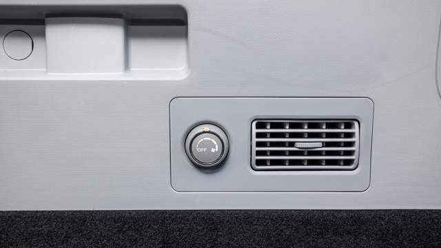 … зато седоки на третьем откидном ряду кресел могут настраивать интенсивность обдува