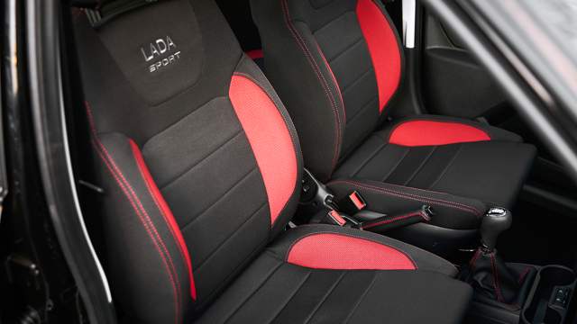 Сиденья с развитой боковой поддержкой, но установлены высоковато