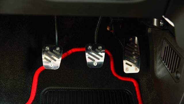 Педали — с металлическими накладками