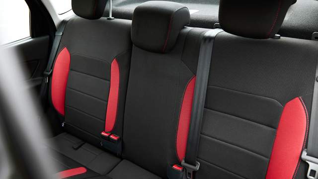 Задний диван лишен центрального подлокотника