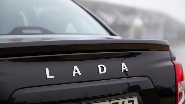 Спойлер привинчен к крышке багажника болтами