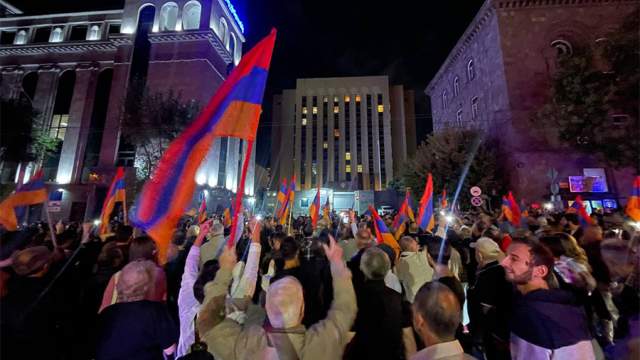 Участники протестов в связи с обострением ситуации в Нагорном Карабахе у посольства России в Ереване