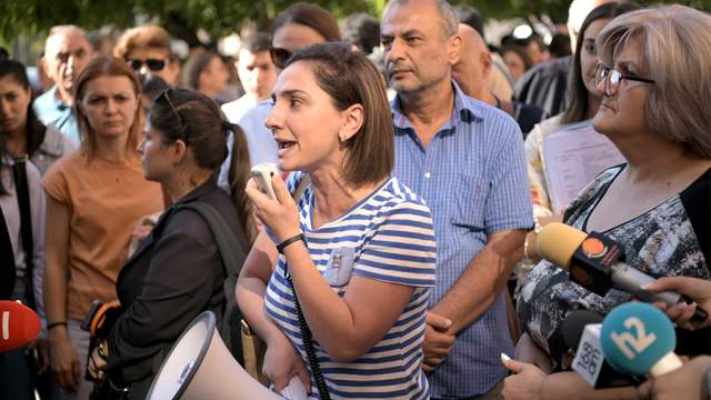 Люди у Дома правительства Армении. 19 сентября минобороны Азербайджана сообщило, что Баку начал антитеррористические мероприятия локального характера в Карабахе для восстановления конституционного строя