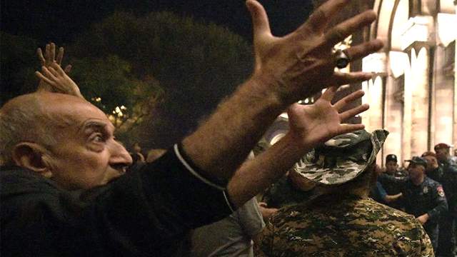 Участник протестной акции у Дома правительства Армении. 19 сентября минобороны Азербайджана сообщило, что Баку начал антитеррористические мероприятия локального характера в Карабахе для восстановления конституционного строя