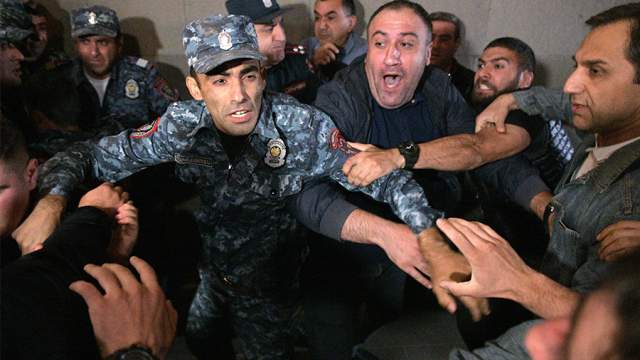 Ереван. Участники протестной акции и сотрудники правоохранительных органов у Дома правительства Армении. 19 сентября минобороны Азербайджана сообщило, что Баку начал антитеррористические мероприятия локального характера в Карабахе для восстановления конституционного строя