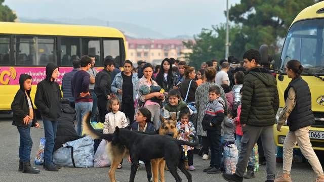 Люди покидают Нагорный Карабах