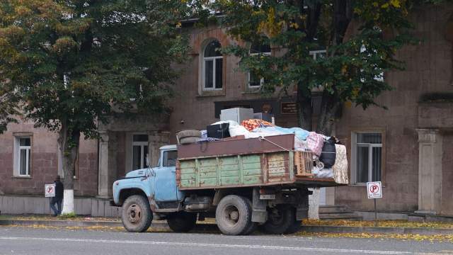Люди покидают Нагорный Карабах