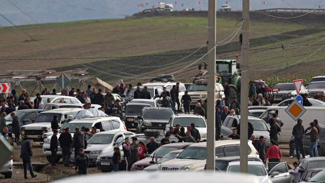 Люди покидают Нагорный Карабах