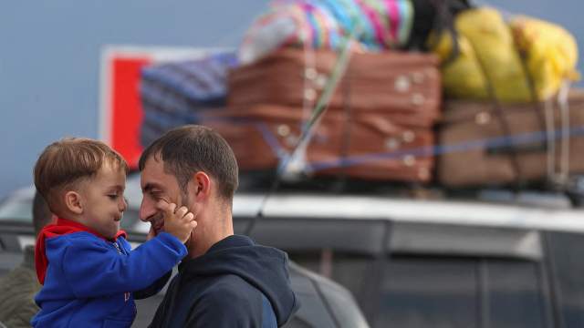 Люди покидают Нагорный Карабах