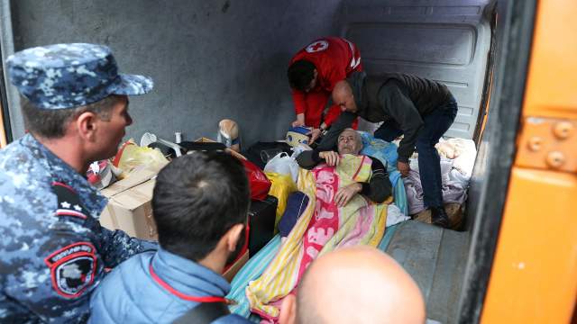 Люди покидают Нагорный Карабах